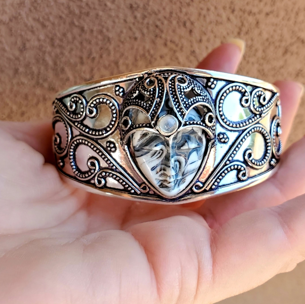 New Carved Goddess Face Rainbow Moonstone 925 Silver Cuff Bracelet.